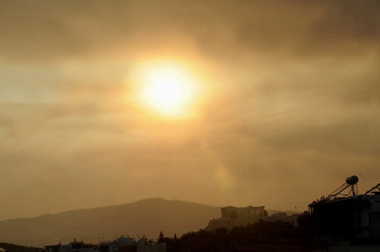 Συννεφιασμένος αλλά ζεστός ο καιρός σε όλη τη χώρα την Κυριακή